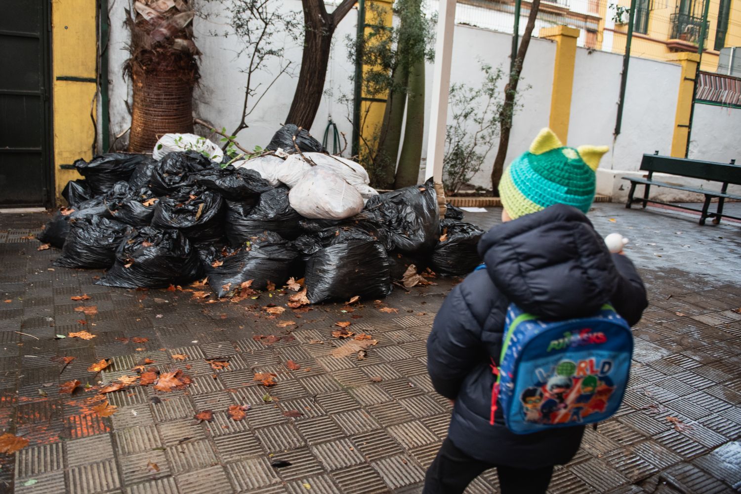 Basura en un colegio de Sevilla. Basura en un colegio de Sevilla.