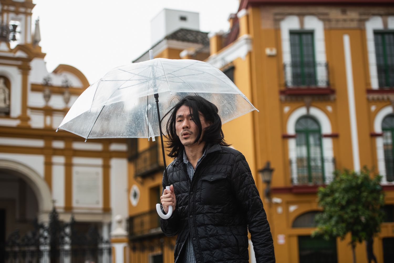 Una persona con paraguas en el barrio de la Macarena de Sevilla. Una persona con paraguas en el barrio de la Macarena de Sevilla.