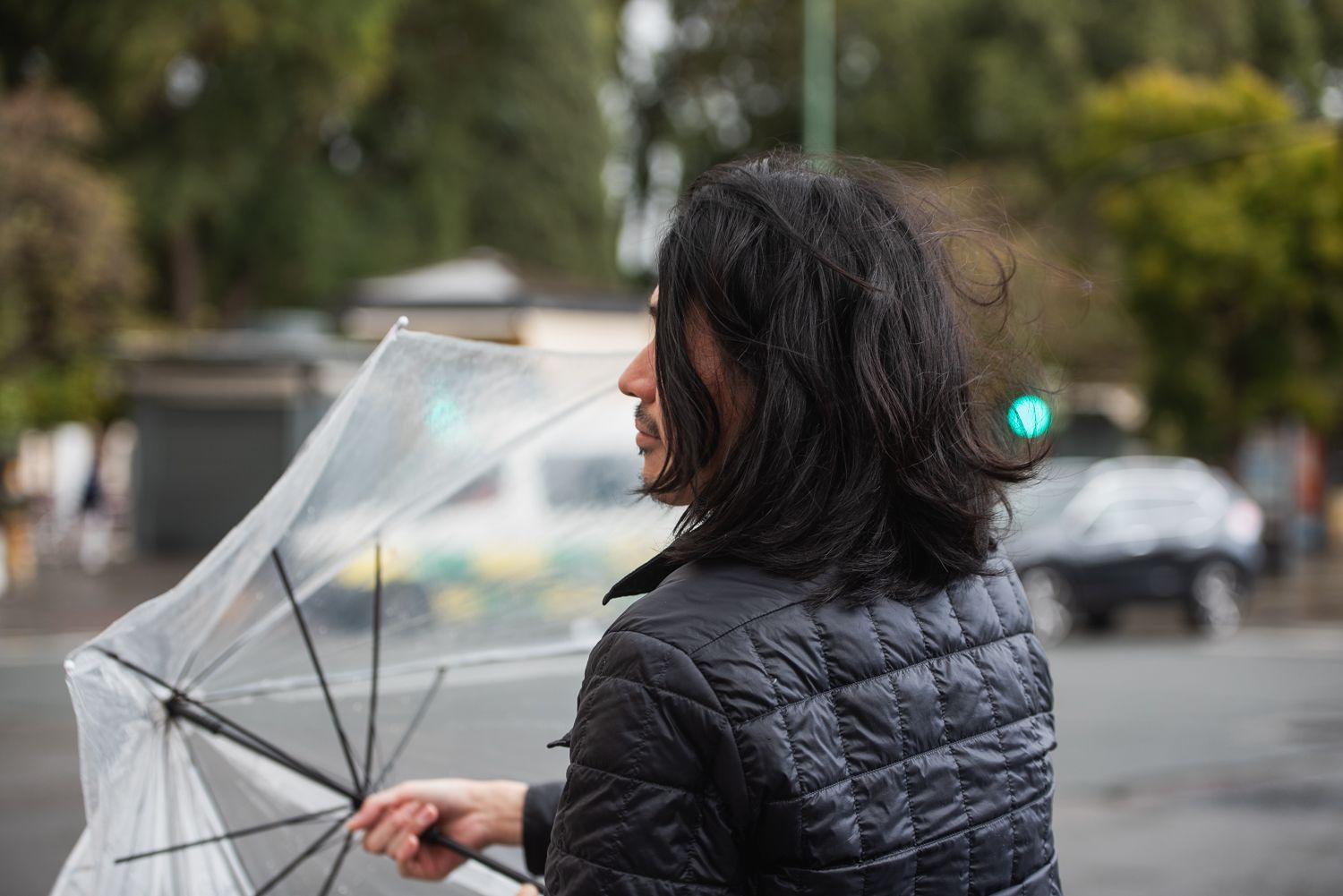 Un paraguas en Andalucía, una imagen que casi ya olvidamos.