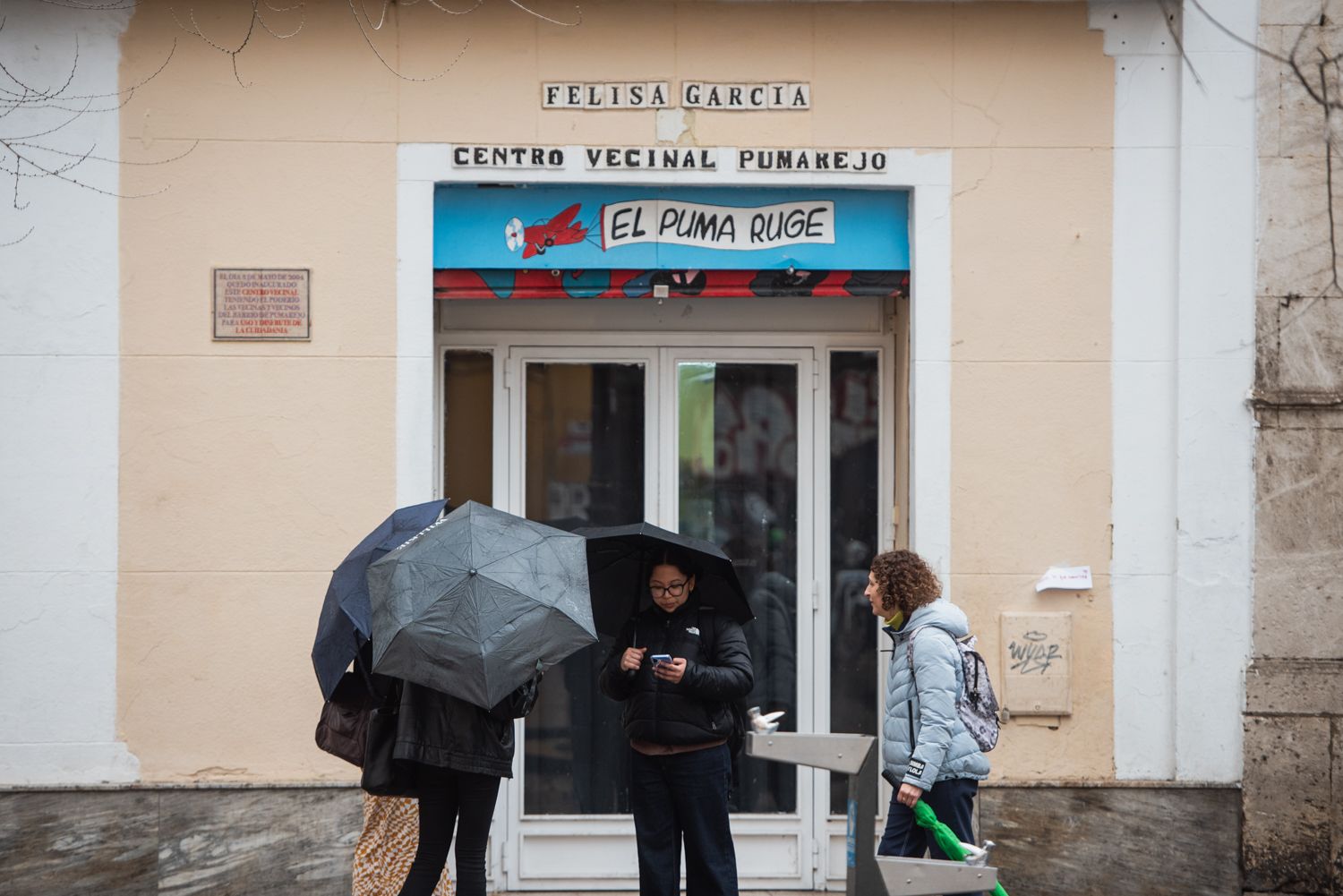 Paraguas contra viento y lluvia en Sevilla, en una imagen reciente.