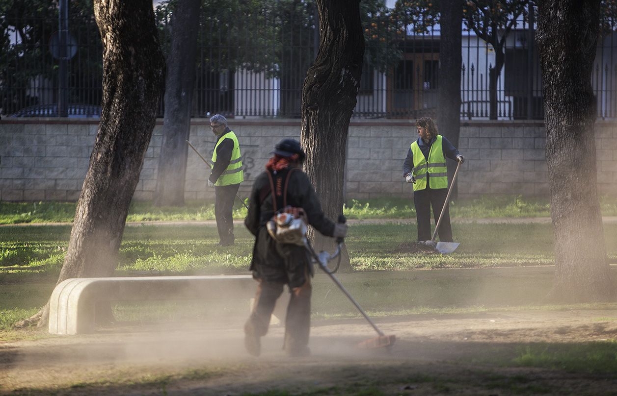 Trabajadores de servicios de mantenimiento. FOTO: JAVIER FERGO.