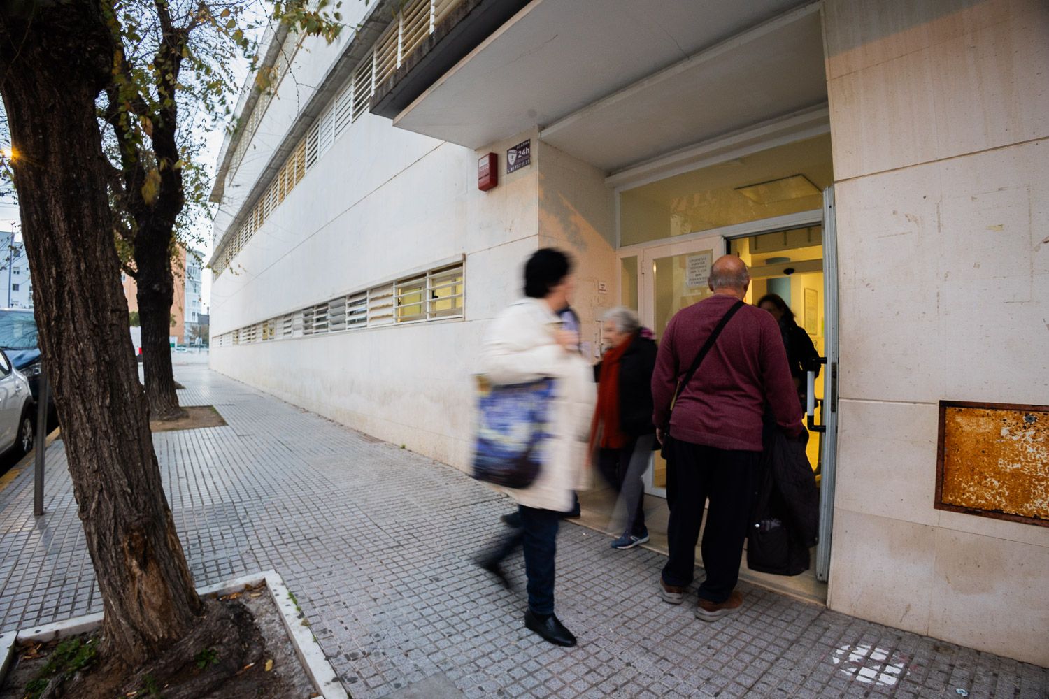 Personas accediendo a un Centro de Salud en Cádiz. Personas accediendo a un Centro de Salud en Cádiz.