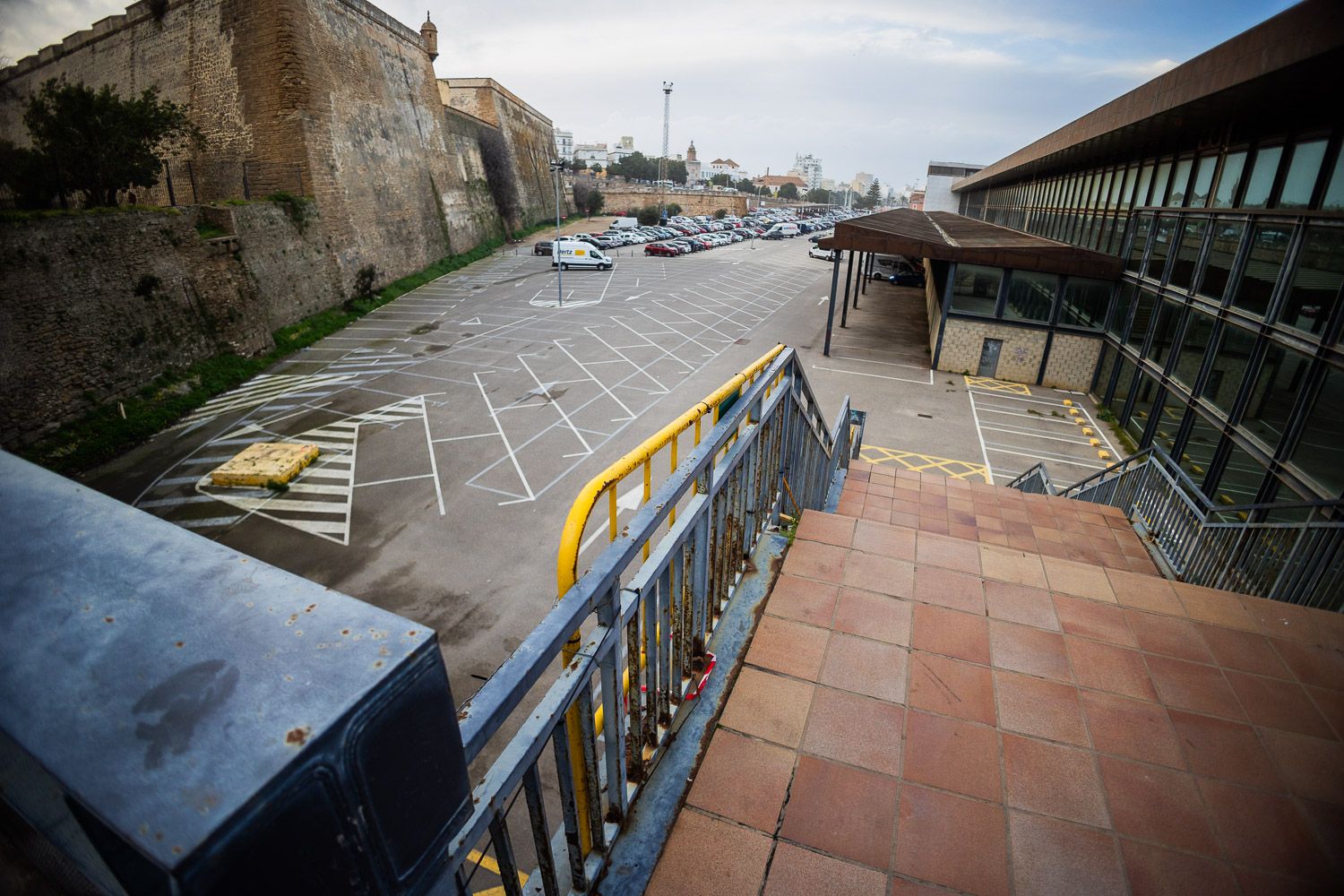 Conexión entre las murallas de Puertas de Tierra y la estación, con la plaza de Sevilla al fondo.