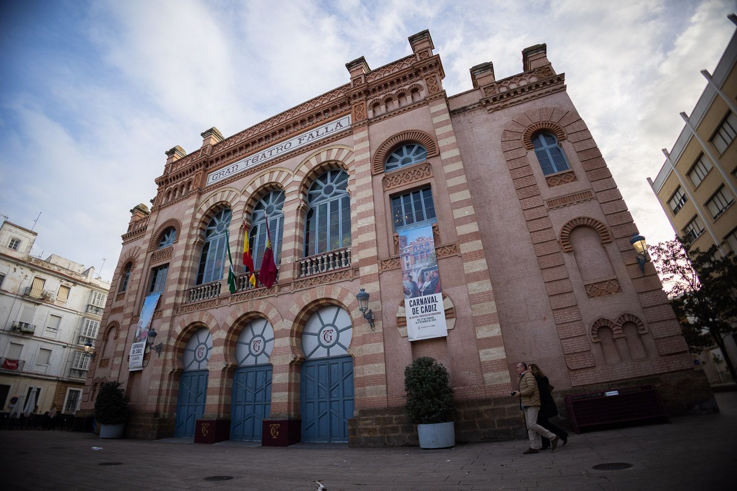 Fachada principal del Gran Teatro Falla este mes de febrero, días antes del inicio del COAC.