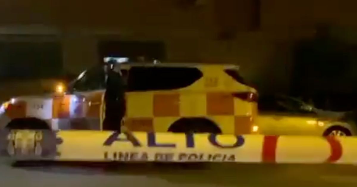 Agentes de la Policía, a las puertas del negocio de restauración donde tuvieron lugar los disparos.