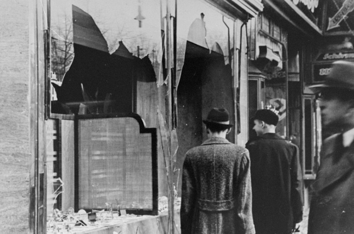 Escaparate hecho trizas de una tienda de propiedad judía destruida durante la Noche de los cristales rotos en Alemania,1938.  ENCICLOPEDIA DEL HOLOCAUSTO