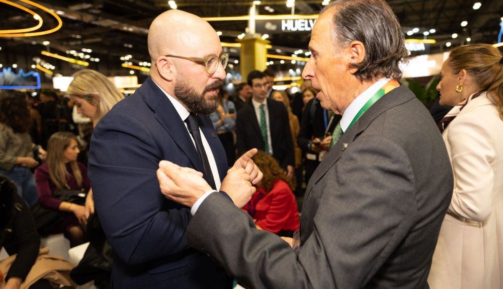 Germán Beardo conversa con José María Román, el actual y el anterior responsable del Patronato Provincial de Turismo de la Diputación.