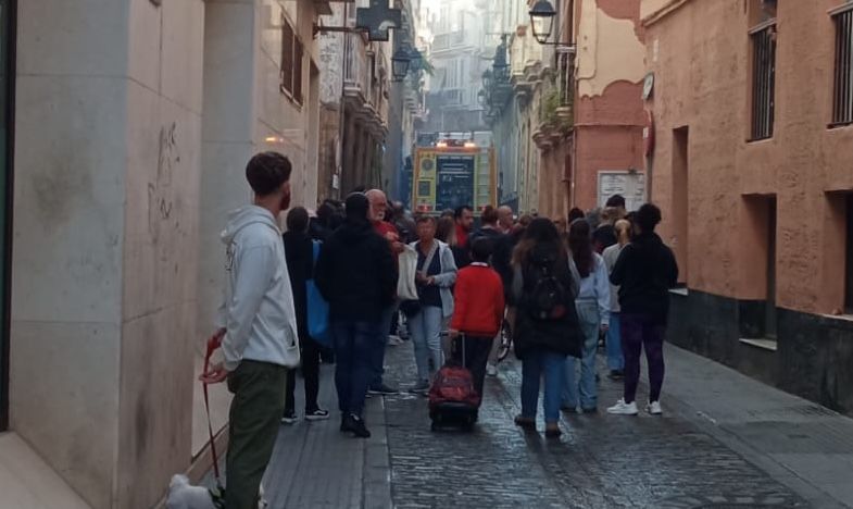 Vecinos alarmados observan la actuación de los bomberos desde la calle Cervantes.