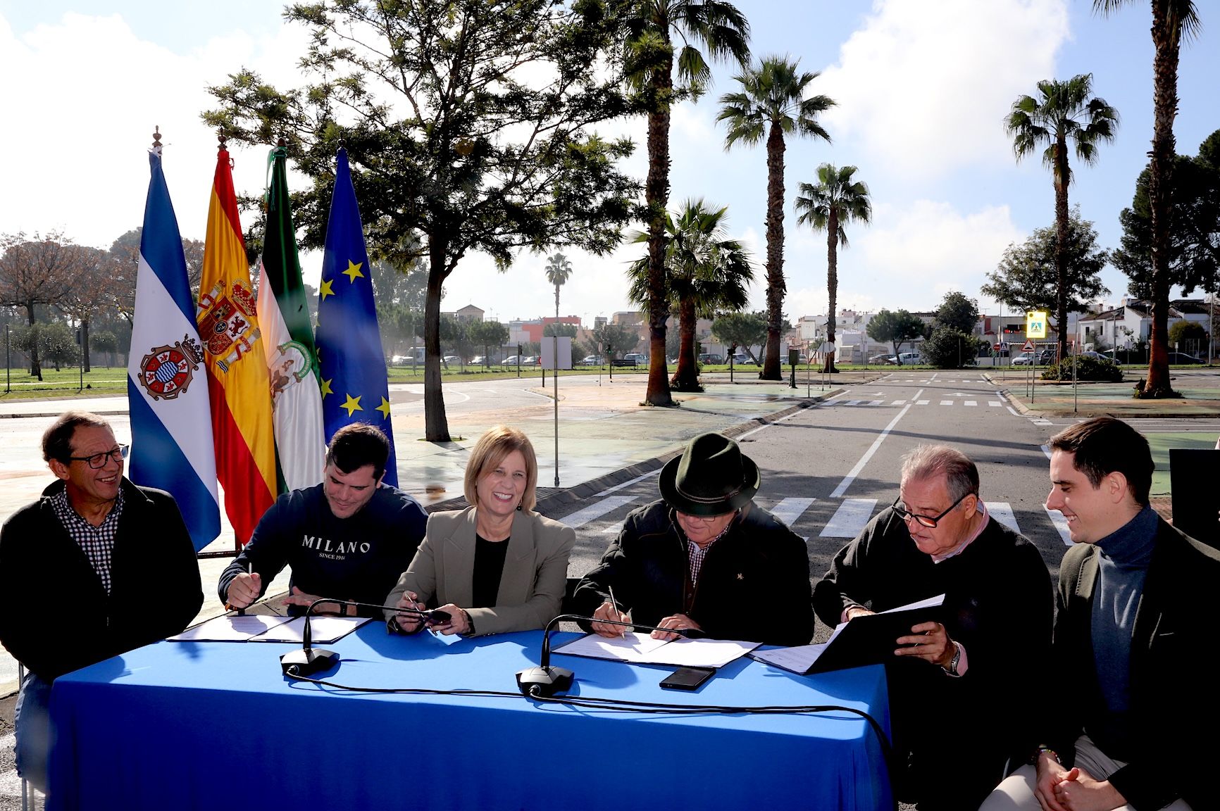 La alcaldesa y los colectivos firmando el protocolo de reapertura del parque de Educación Vial.