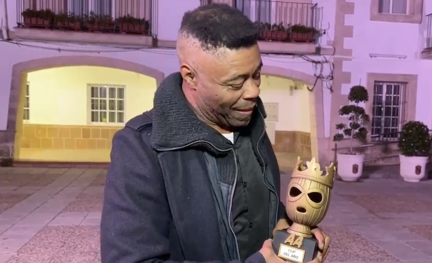 Valentín Ndongo, con el premio a Clip del Año en Guadalcacín, en una imagen de Jerez TV.