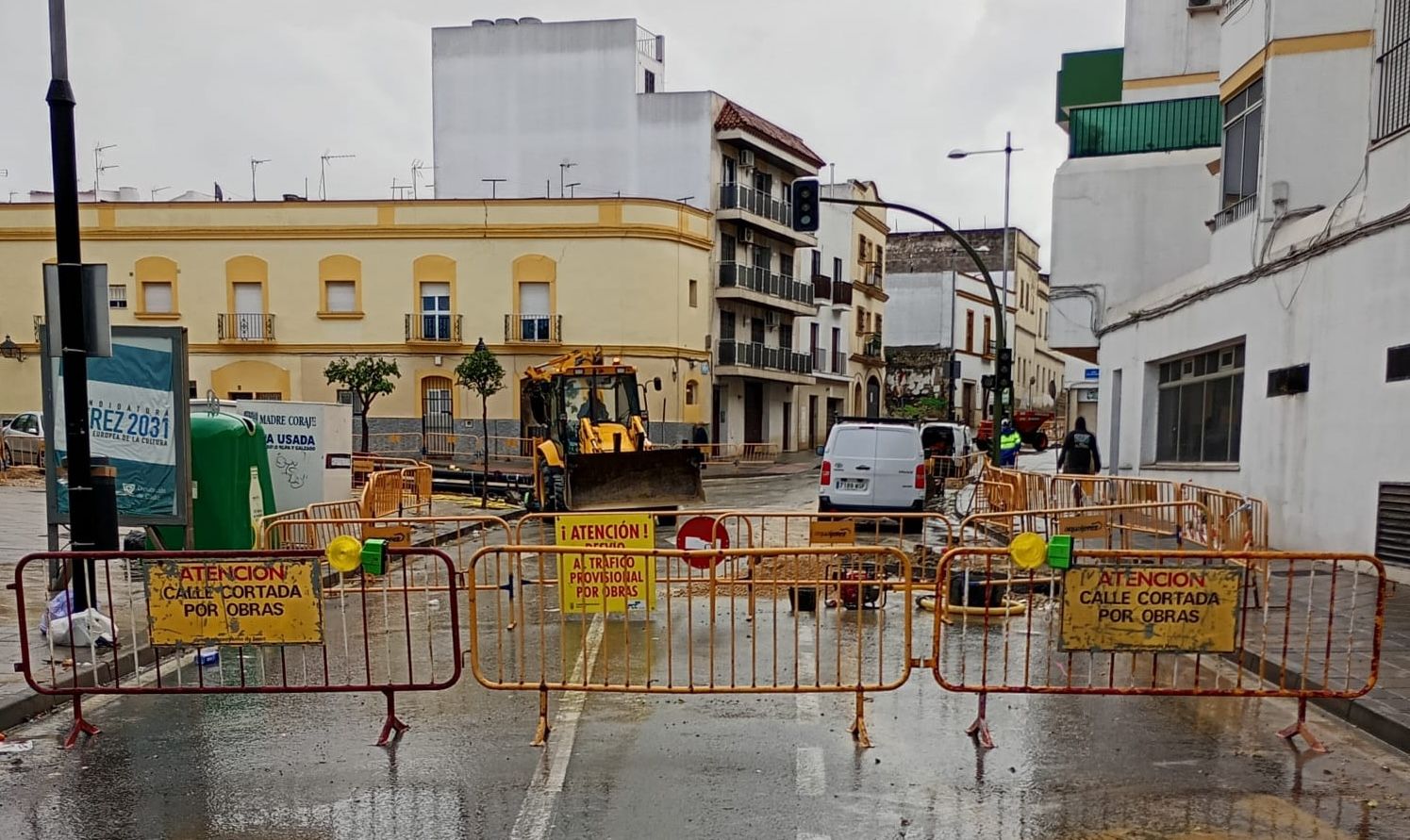 Obras de mejora en la red de aguas de Jerez, en la Ronda Muleros, realizada por Aquajerez.
