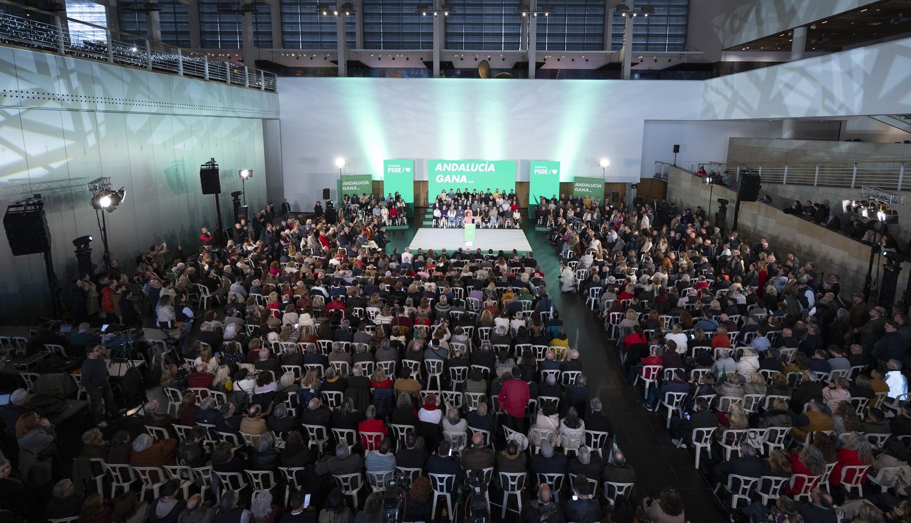 El mitin del PSOE-A en Sevilla, con María Jesús Montero arropada por un millar de militantes.