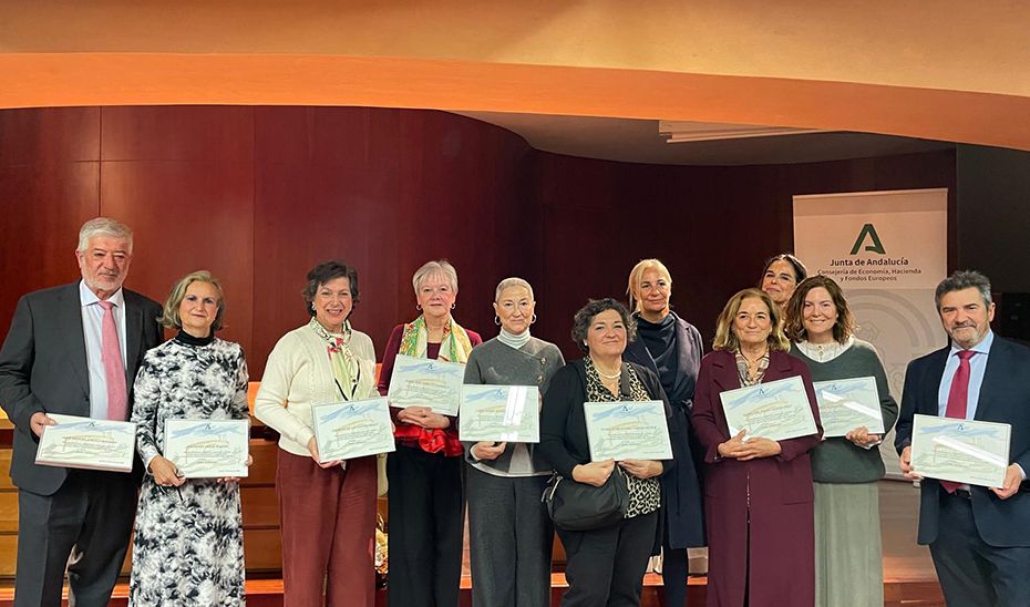 Ángeles de los Santos, Emilio Gómez, María del Rocío García, José Miguel Lirola, Susana Elena Palma, Asunción Pérez, Luisa María Rodríguez, María José Serrano y María Auxiliadora Vázquez, los homenajeados presentes en el acto.