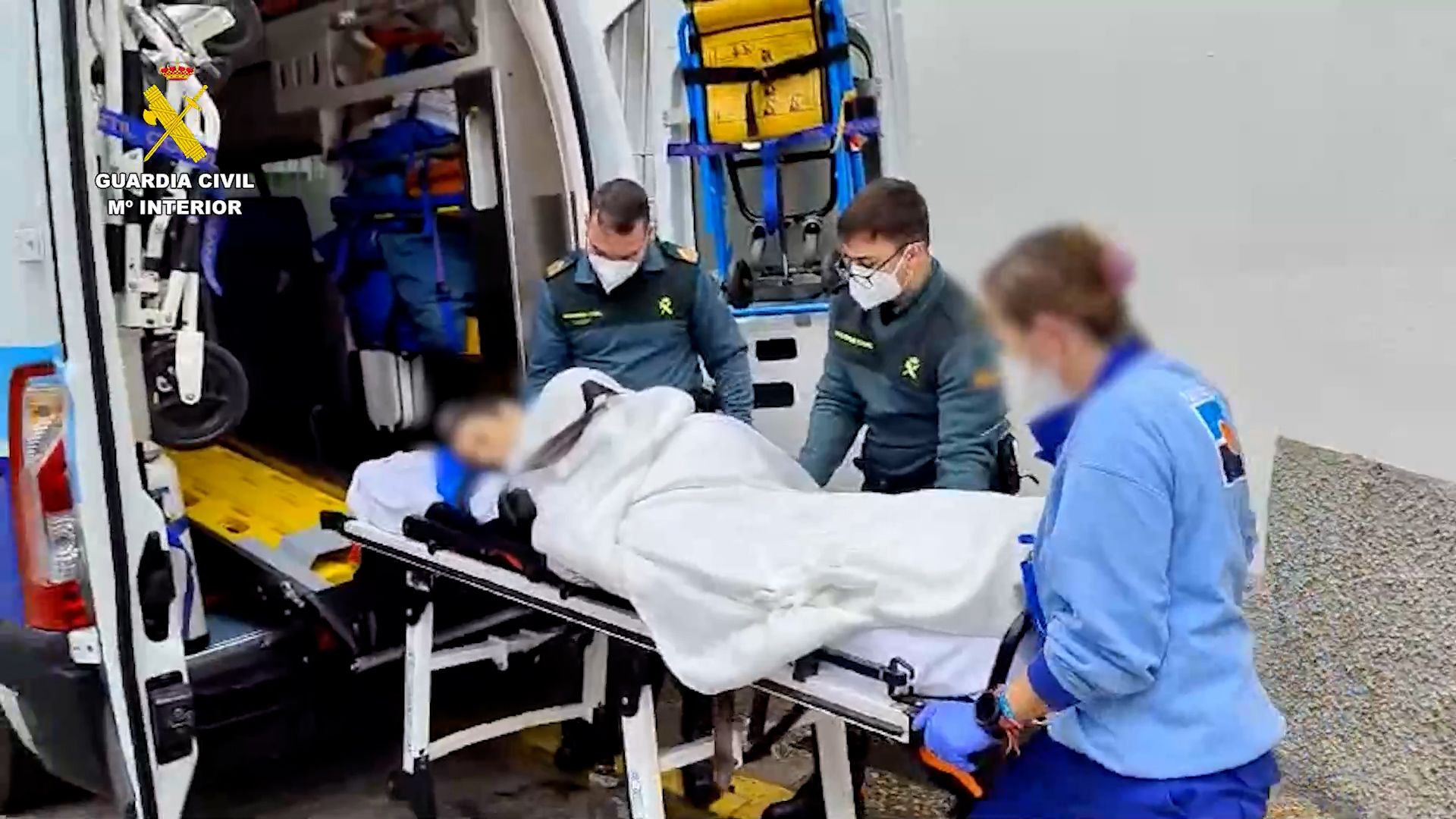 El traslado de la mujer en Alcalá de los Gazules al Hospital de Puerto Real.