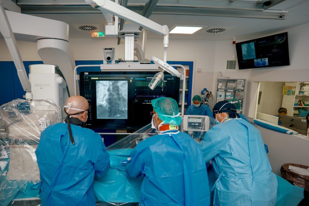 Cardiologia Cirugia Cardiovascular HG 01 Hemodinamica Implante Valvula Aortica ACURATE TAVI 2025 1024x682