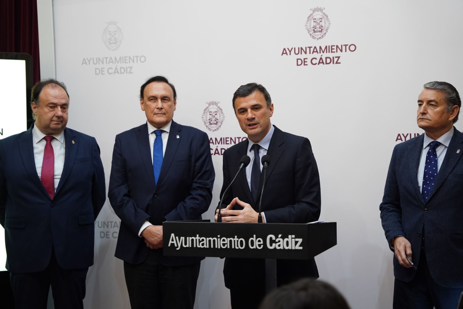 El rector y los dos consejeros participantes, durante la intervención del alcalde Bruno García sobre Valcárcel.
