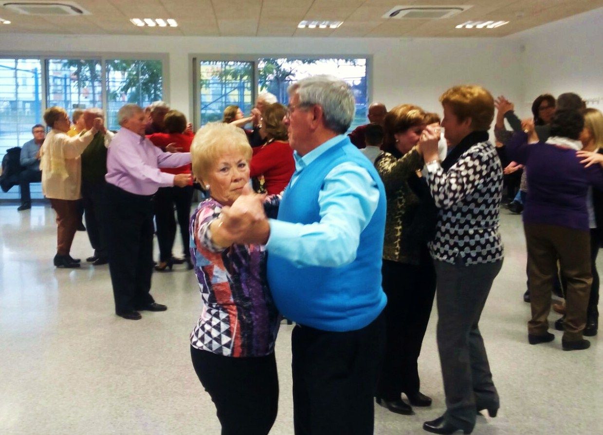 Imagen de archivo de una actividad de baile para mayores en Jerez.