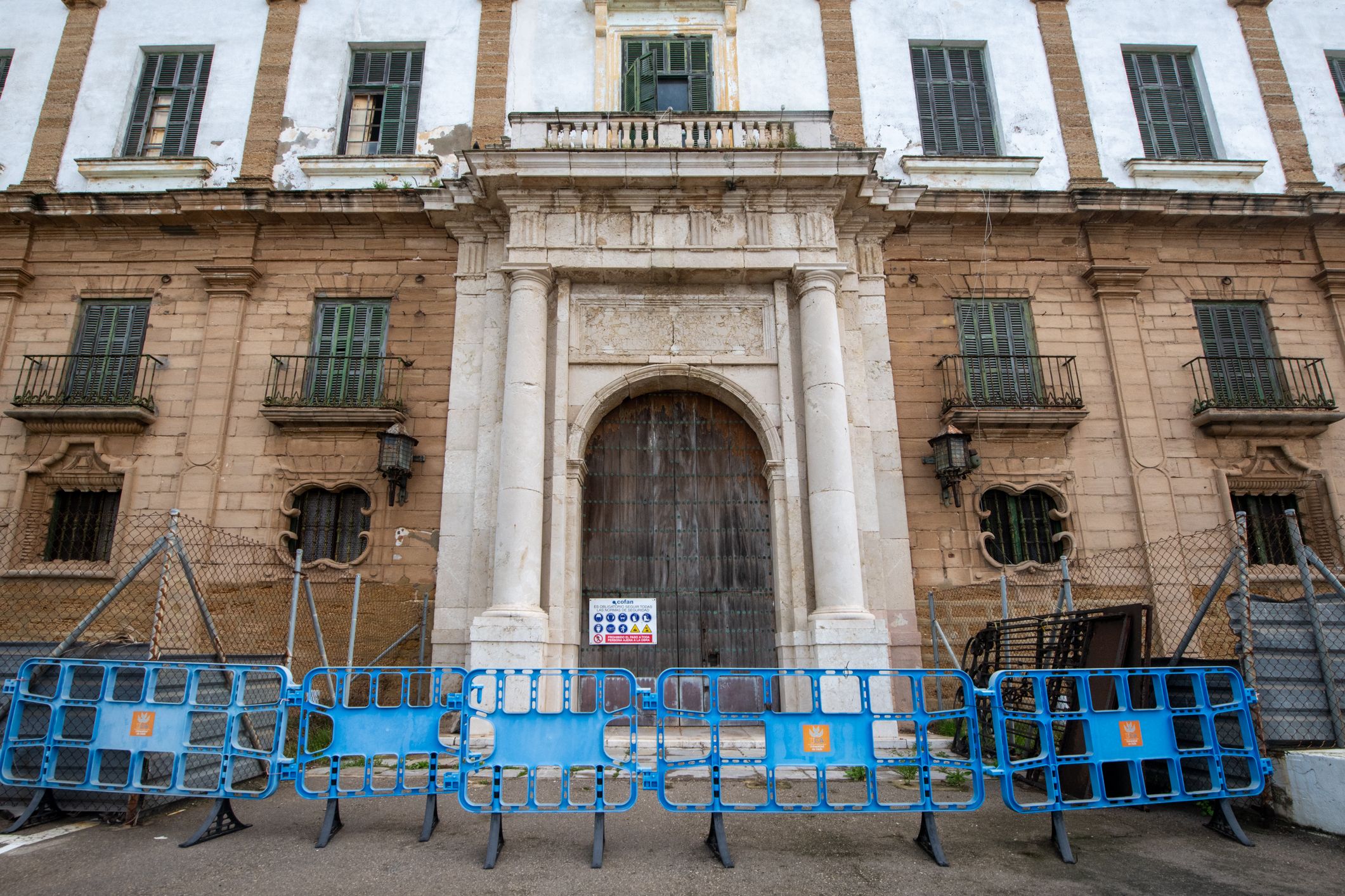 Fachada principal de Valcárcel este lunes, día del anuncio del nuevo proyecto de recuperación. Fachada principal de Valcárcel este lunes, día del anuncio del nuevo proyecto de recuperación.
