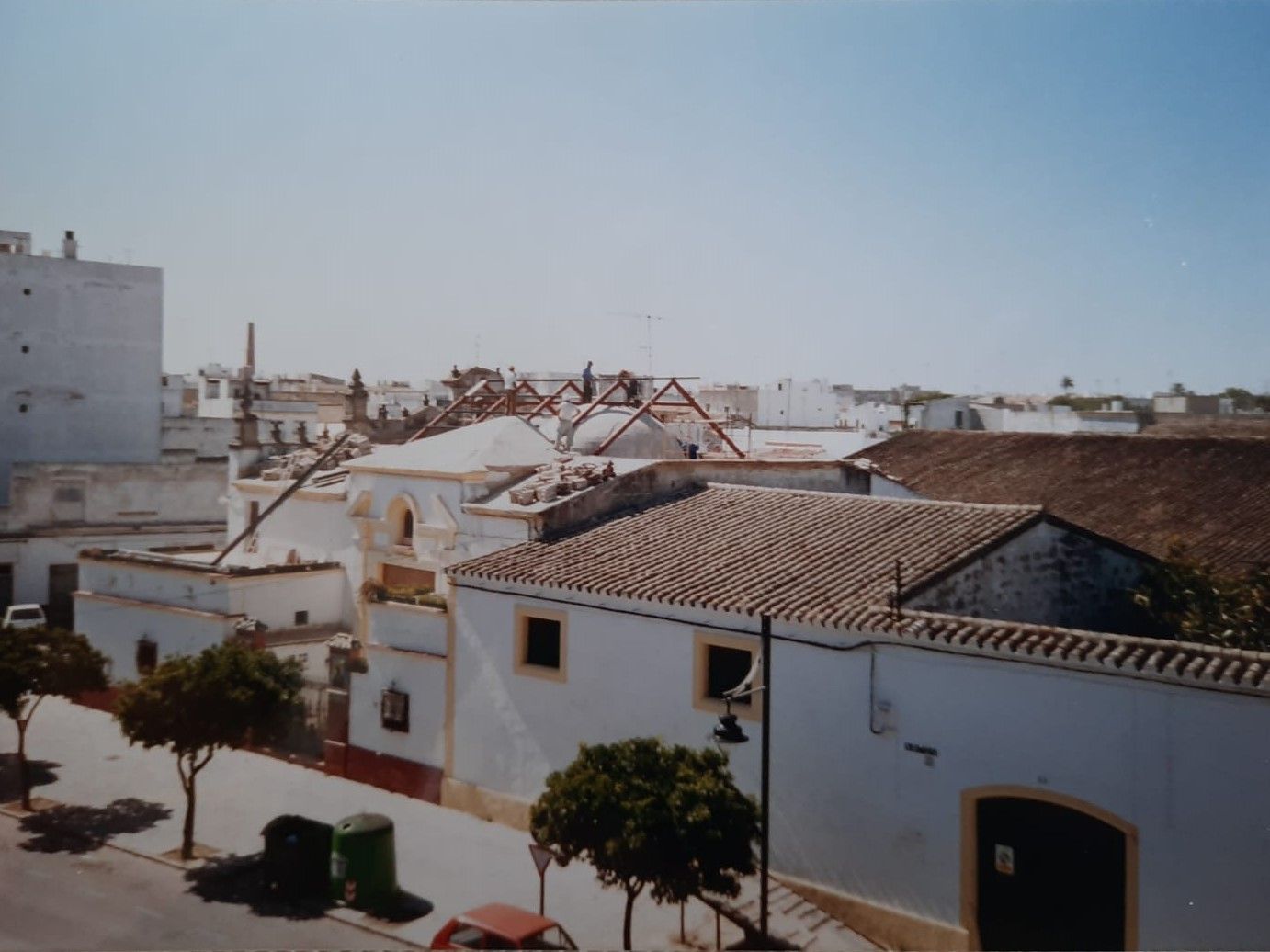 Imagen de la capilla de los Desamparados en obras en en el 1998 cuando se sustituyeron las cubiertas.     