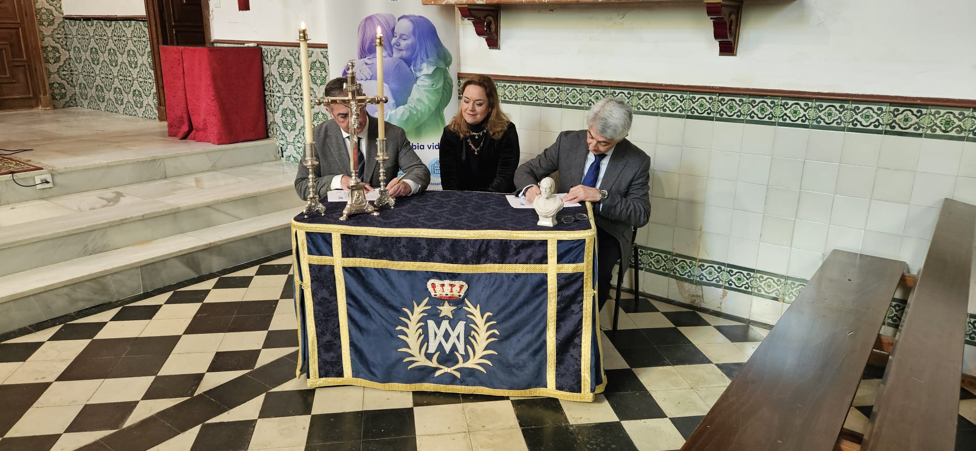 El hermano mayor firmando uno de los convenios para la puesta en marcha del Economato Virgen de la Estrella.