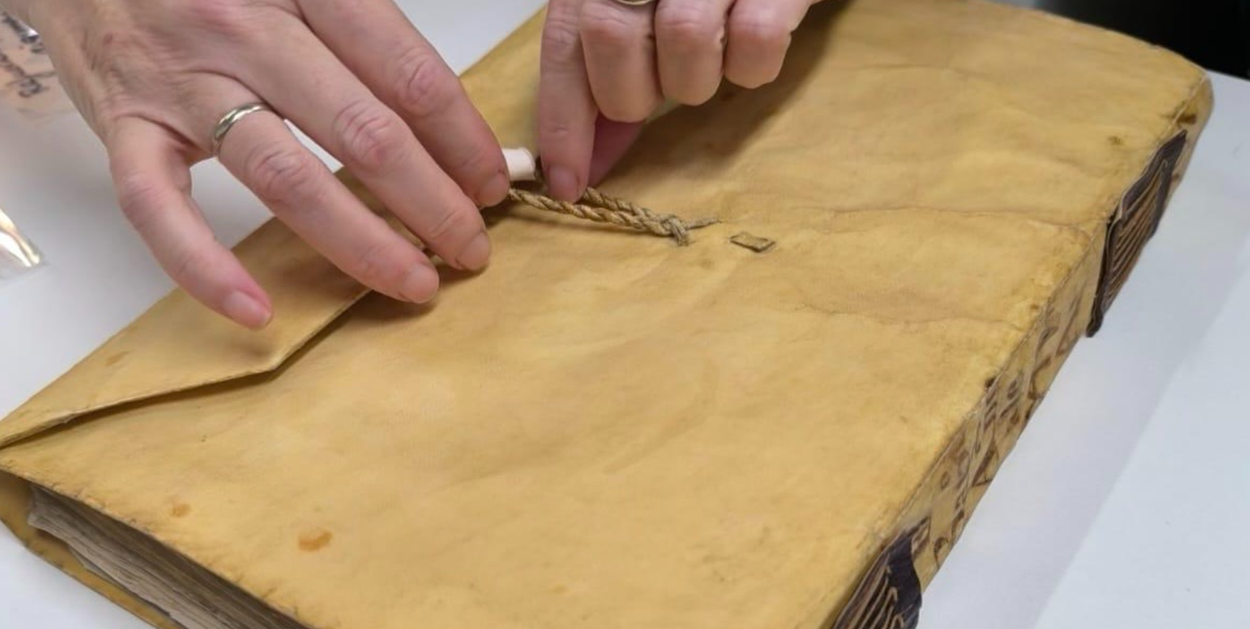 El estado del libro de bautismo de San Miguel, con hojas del siglo XV.