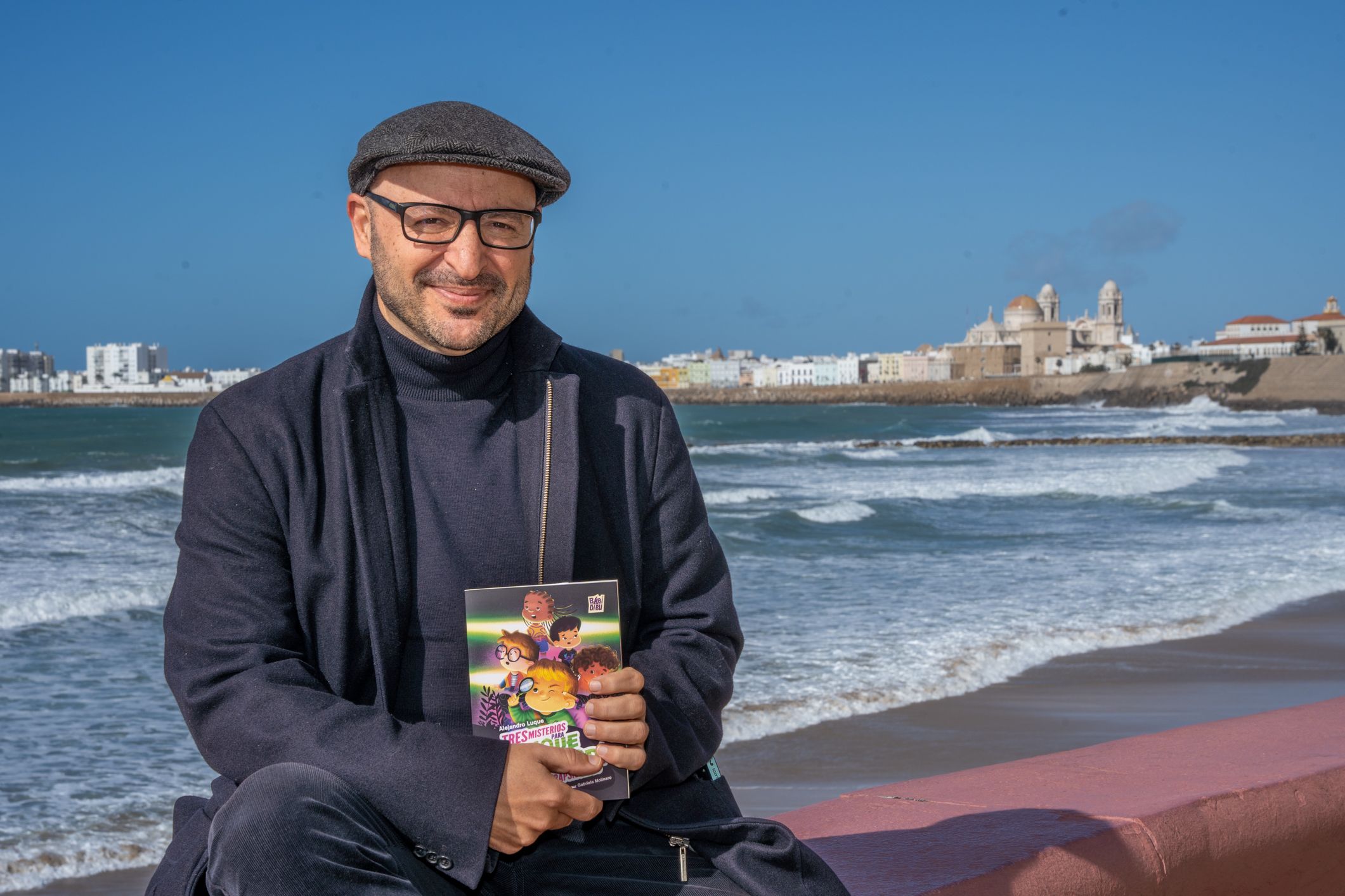 Alejandro Luque, posando con su novela infantil en Cádiz. Alejandro Luque, posando con su novela infantil en Cádiz.