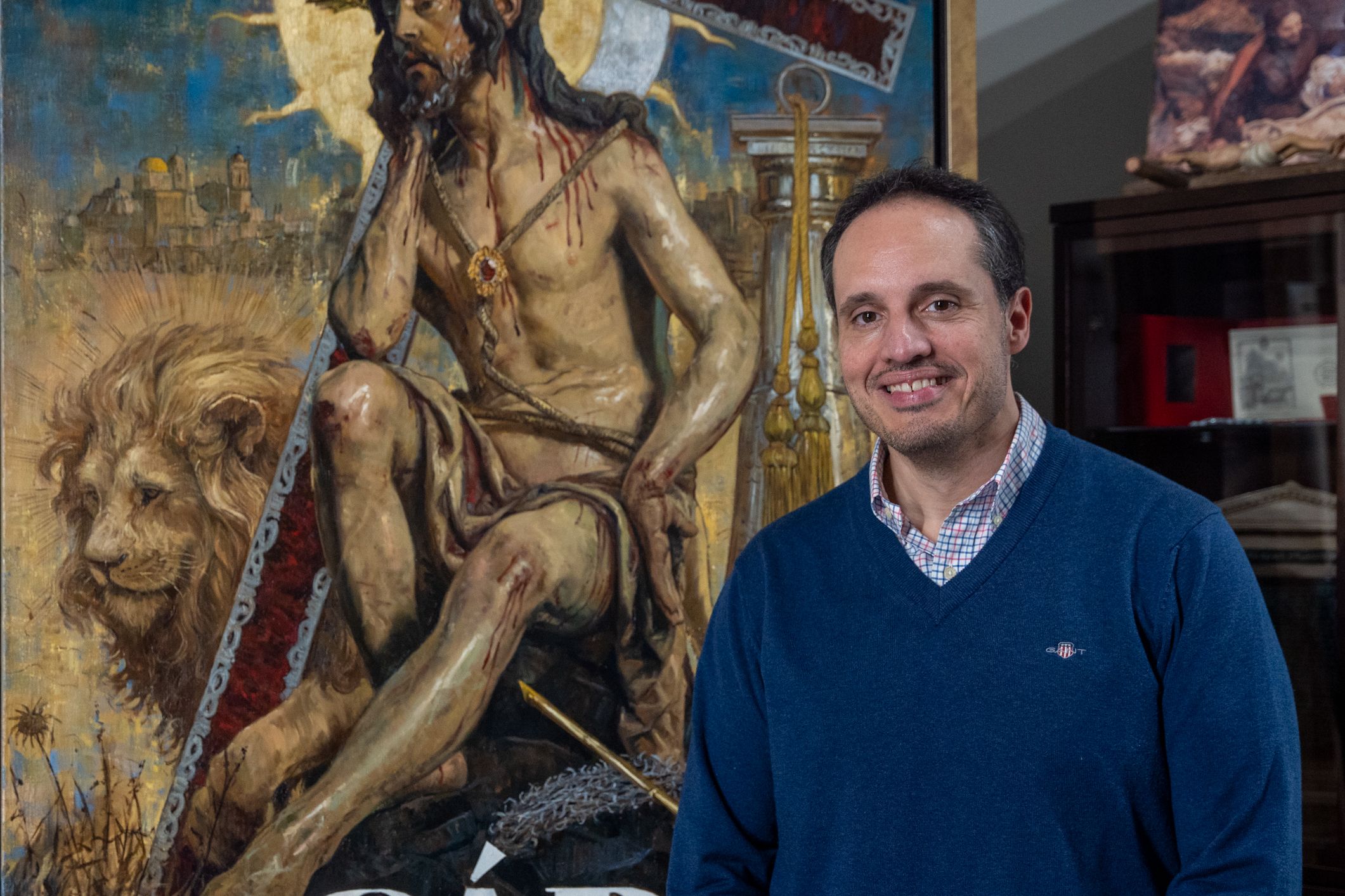 Las claves del cartel de la Semana Santa de Cádiz. Raul Berzosa en su taller en Málaga y detrás, el cuadro. 