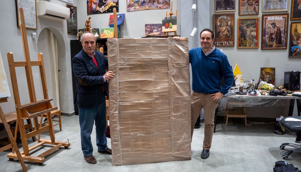 Momento de la entrega del cuadro en el taller del artista.