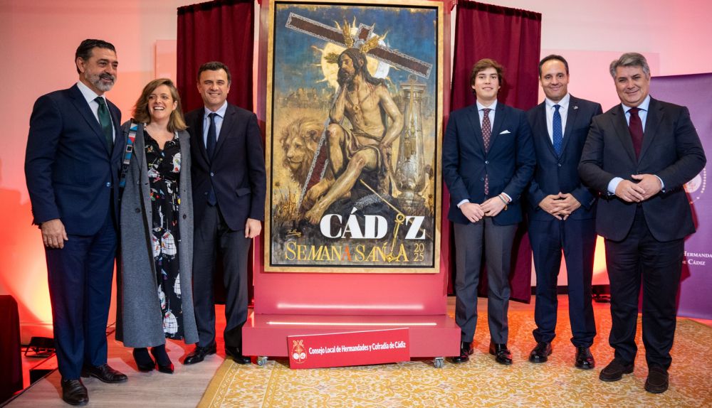 Imagen de la presentación del cartel escoltado por el autor y el pregonero, entre otros.