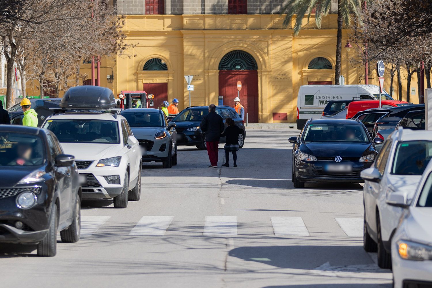 Coches en doble fila y caos en las cercanías de la Compañía de María.
