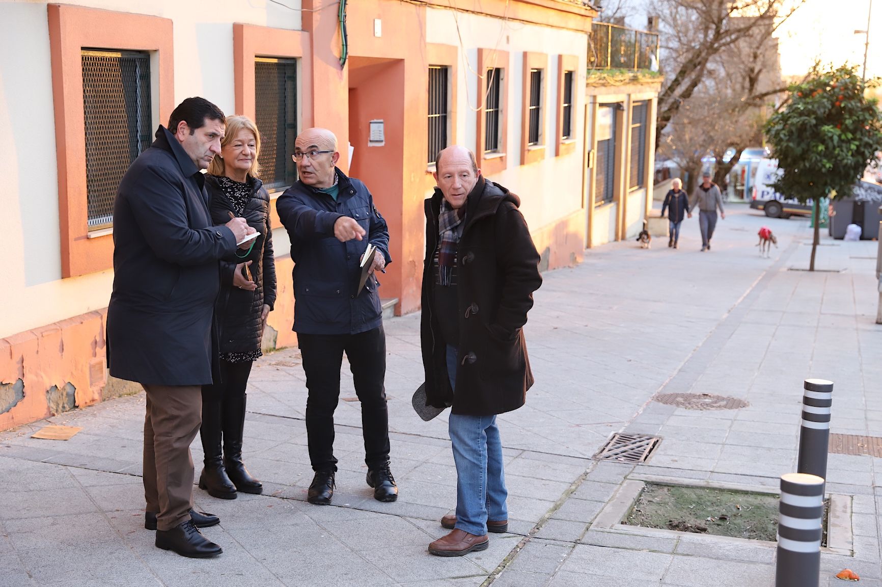 José Ignacio Martínez y Carmen Pina, en la visita con la nueva directiva de la asociación vecinal de La Alegría, en días pasados.