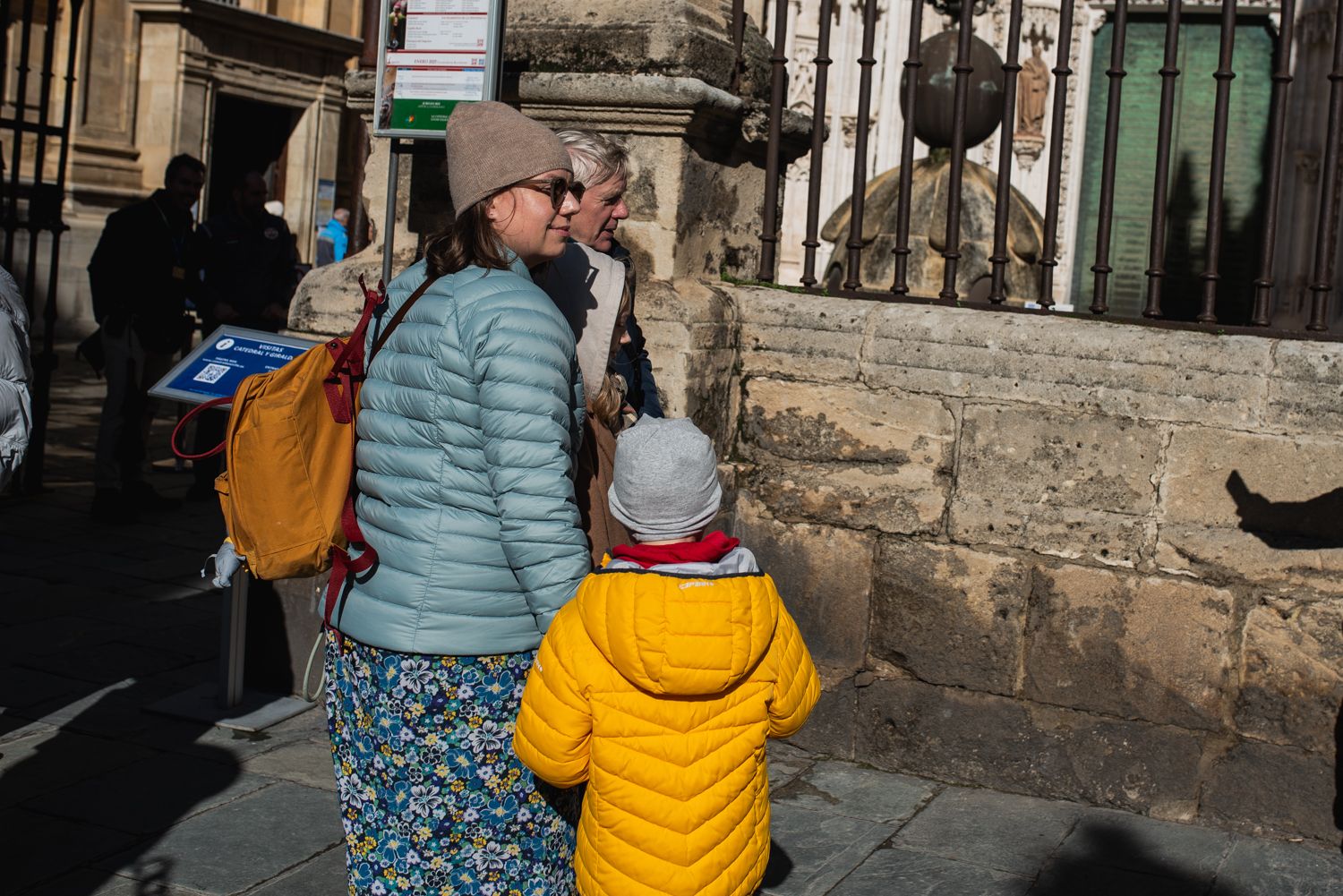 Una familia, durante una ola de frío en Sevilla, en una imagen de archivo.