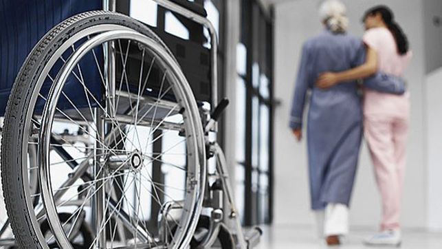 Un mayor en situación de dependencia, un colectivo que mejora sus ayudas.