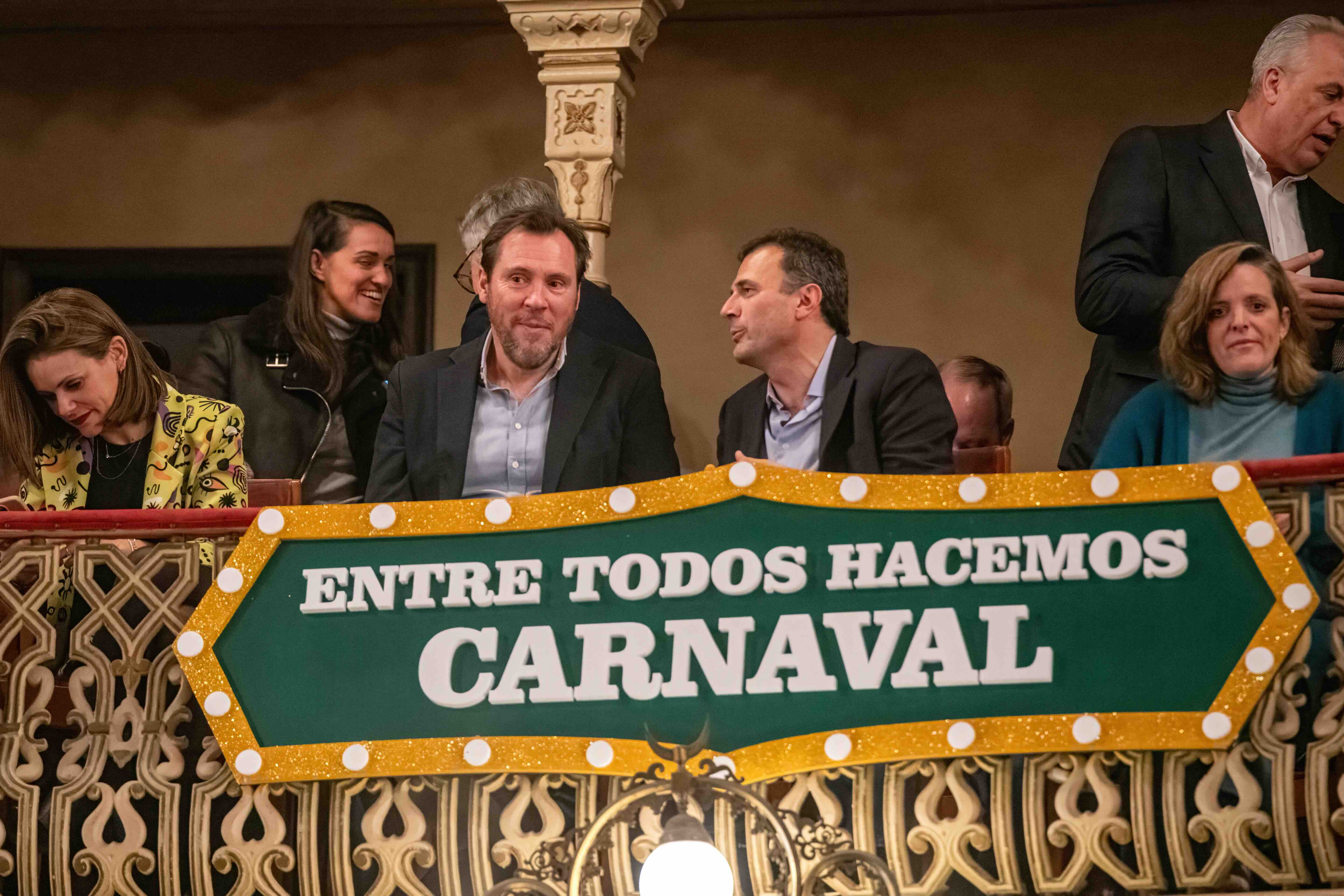 El ministro Óscar Puente, junto al alcalde de Cádiz en el palco del Falla durante la sesión del COAC.