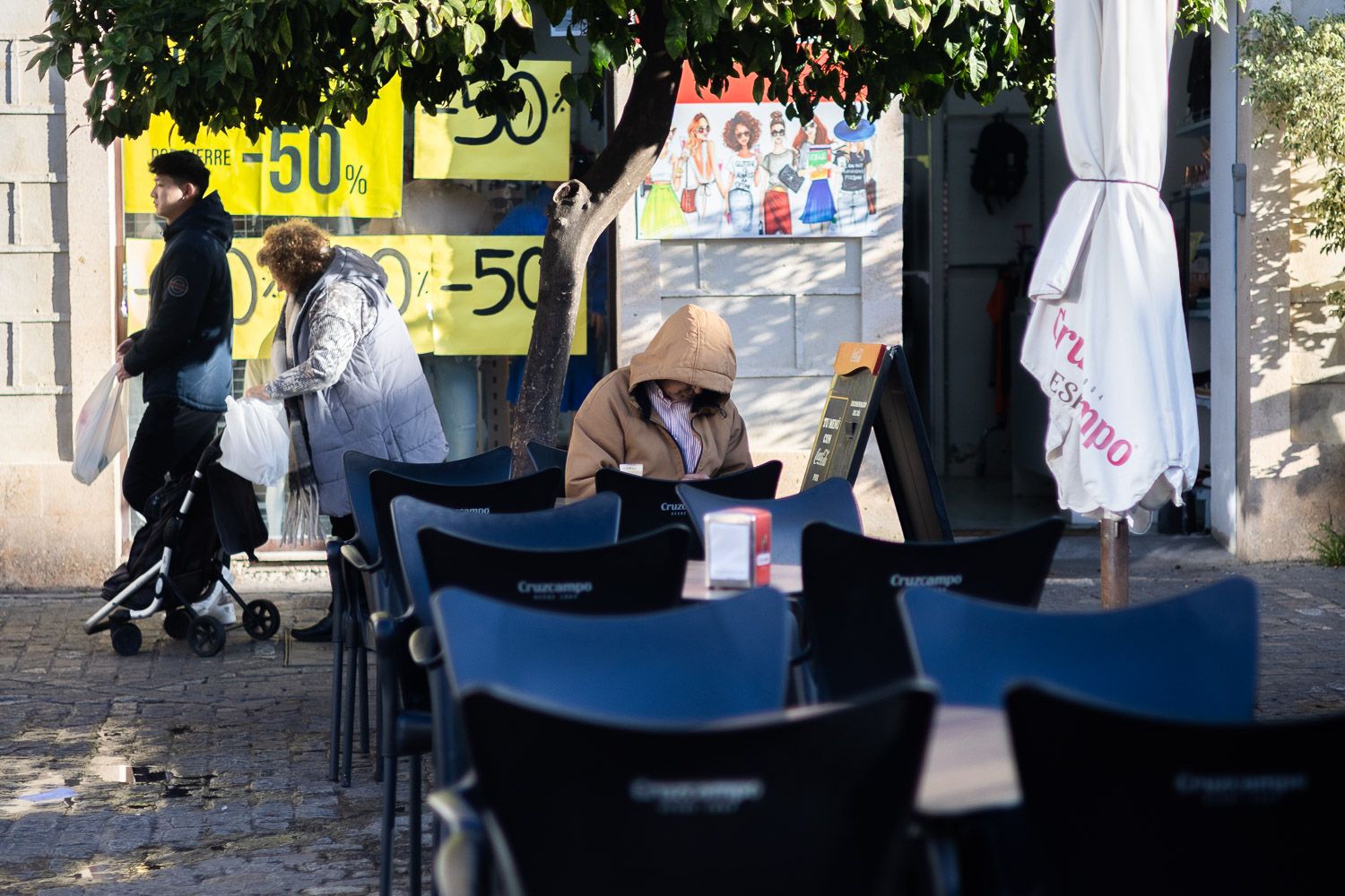 Personas abrigadas contra el frío en Jerez.