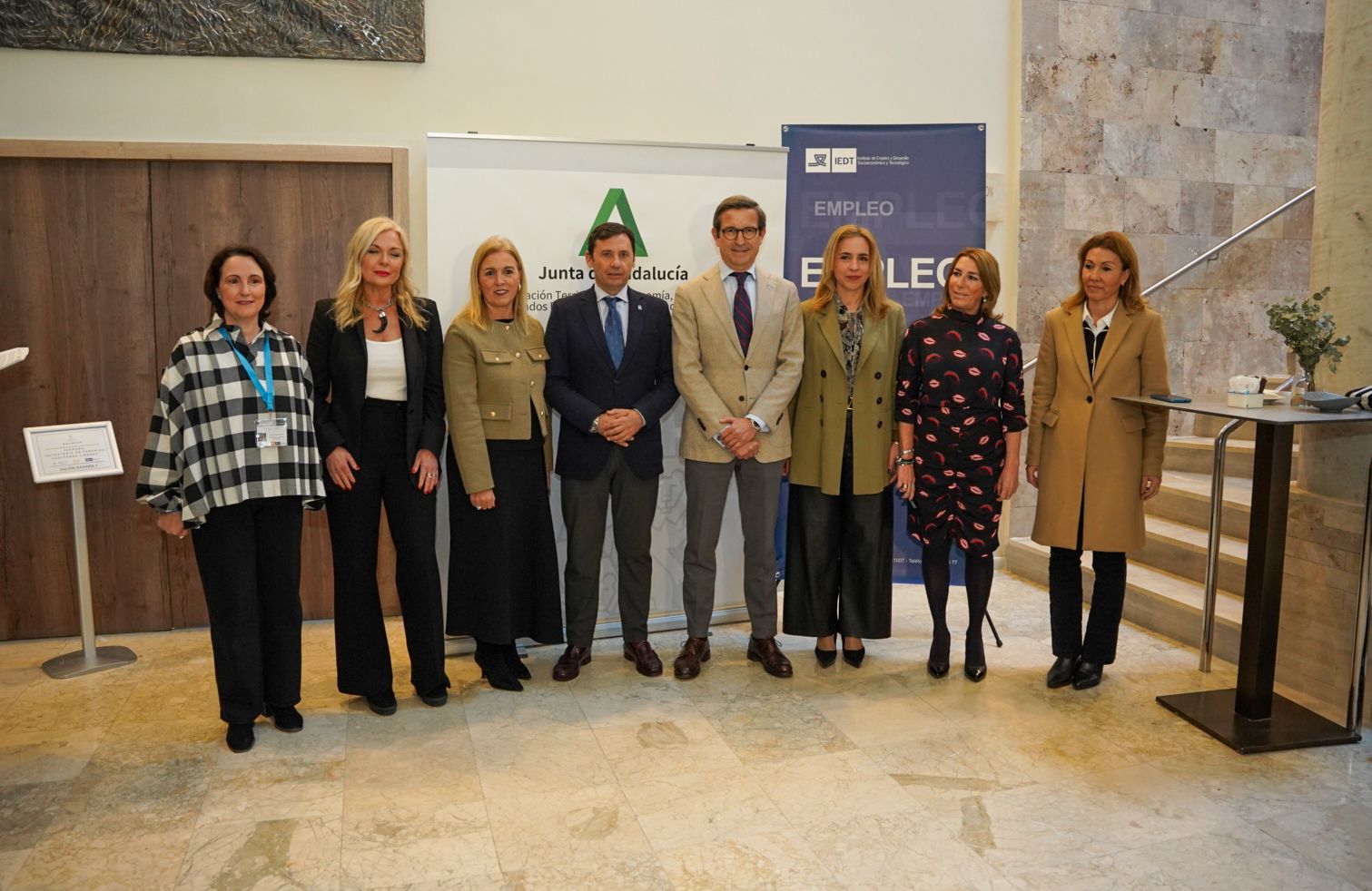 Jornada 'Estrategia en femenino' en Cádiz: impulso al liderazgo femenino. Foto de algunos de los participantes en el foro.