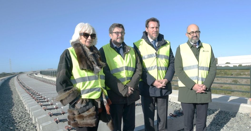 El ministro de Transportes, Óscar Puente, con Teófila Martínez, presidenta de la Autoridad Portuaria de la Bahía de Cádiz.