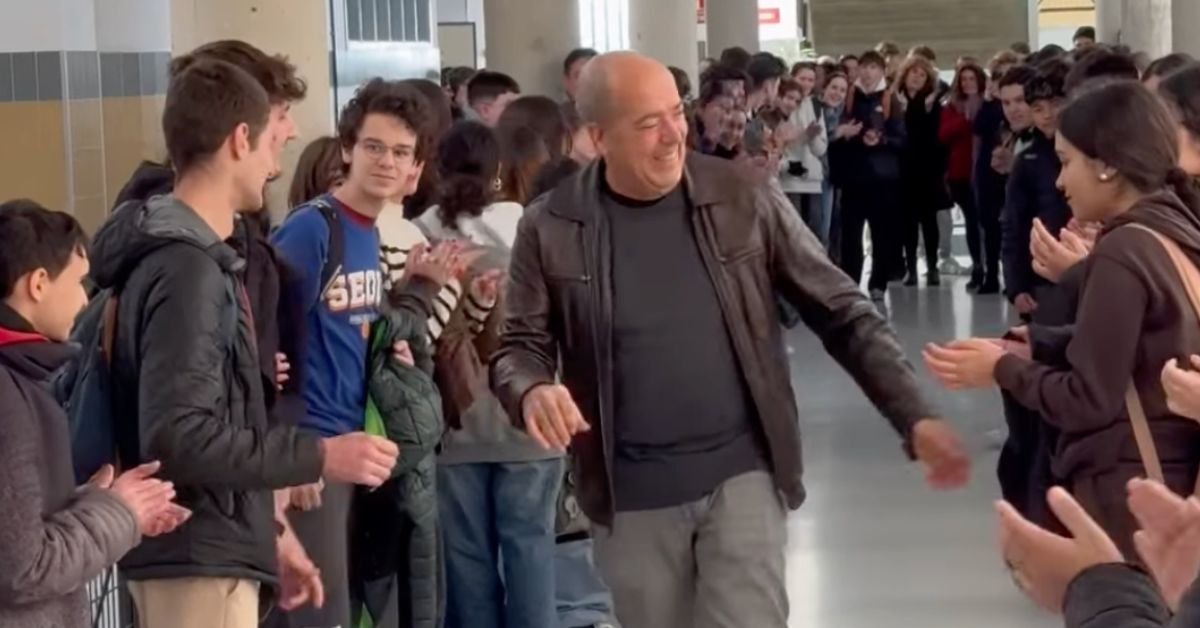 Ignacio, recibiendo el cariño de su alumnado en su último día como profesor del IES Santa Isabel de Hungría. 