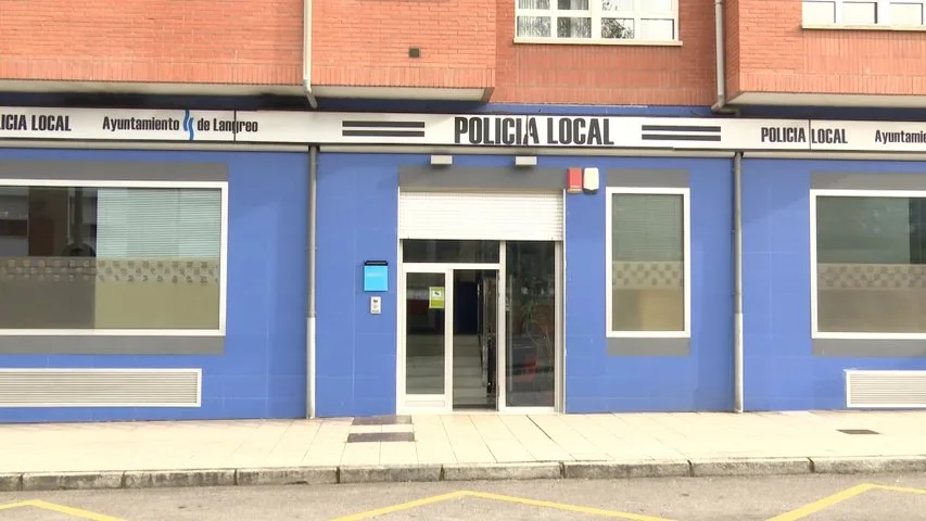 Policía Local de Langreo, donde ha ocurrido el primer crimen machista en España este 2025, en una imagen de archivo.