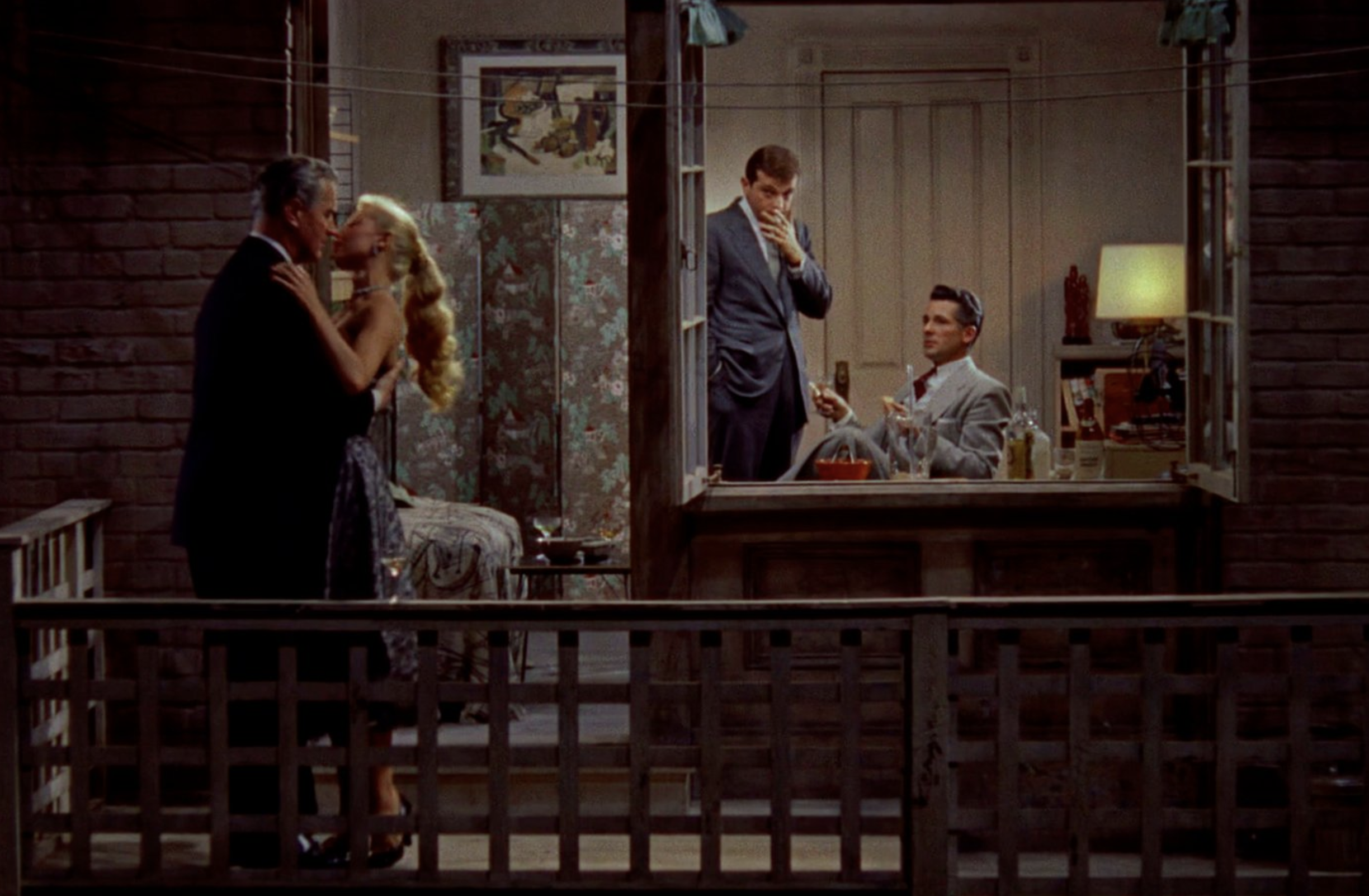 Fotograma de 'La ventana indiscreta', paradigma del vecino o los vecinos voyeur.