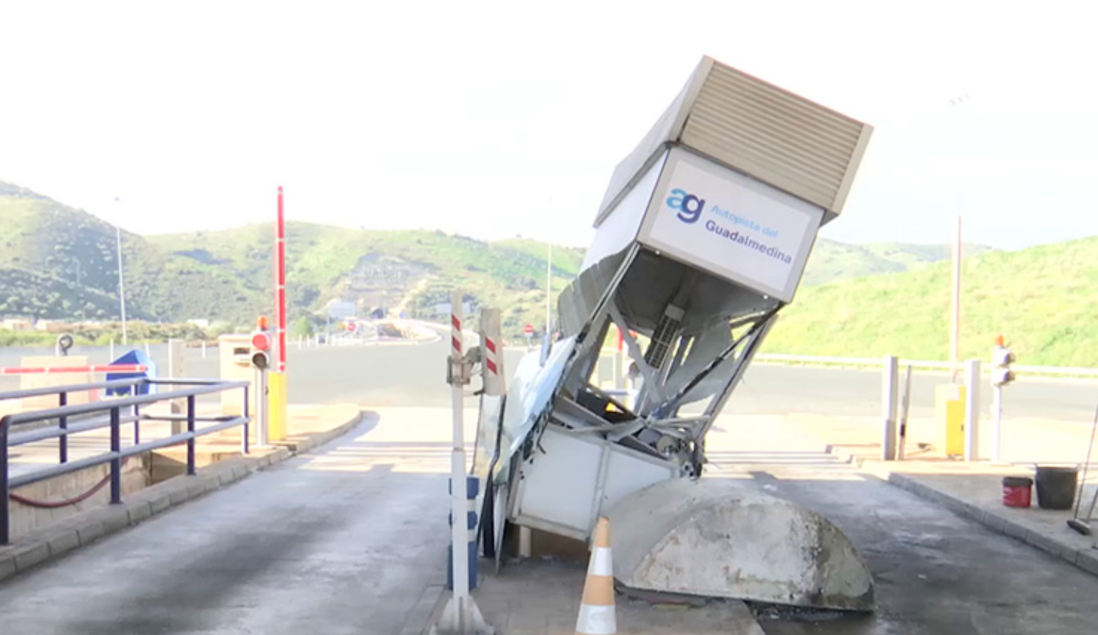 Mueren un joven de 22 años al empotrar su coche contra la cabina de un peaje en Málaga. Imagen de Canal Sur.