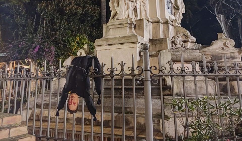 El muñeco de Elon Musk, en la Alameda Apodaca de Cádiz.