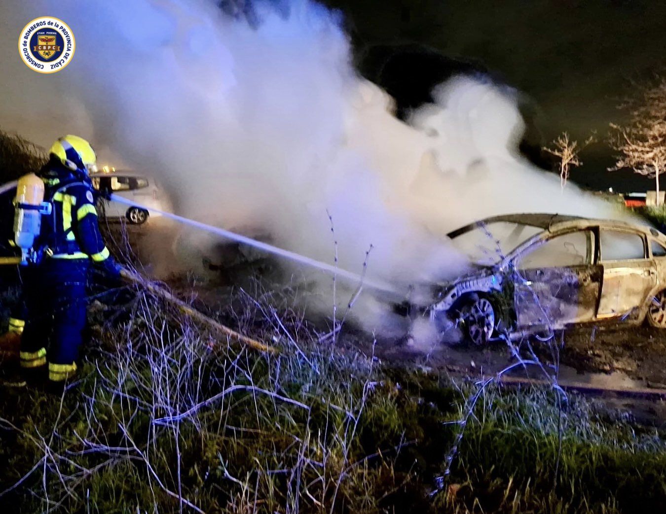 Coches calcinados la pasada madrugada en Sanlúcar.