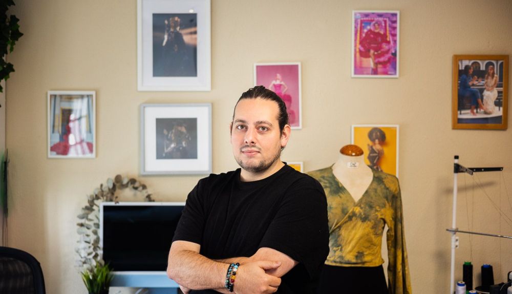 El jerezano, junto a fotografías de artistas a las que ha vestido.