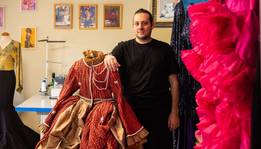 David, junto a uno de los diseños que llevó Peter Princesa Arcoíris.