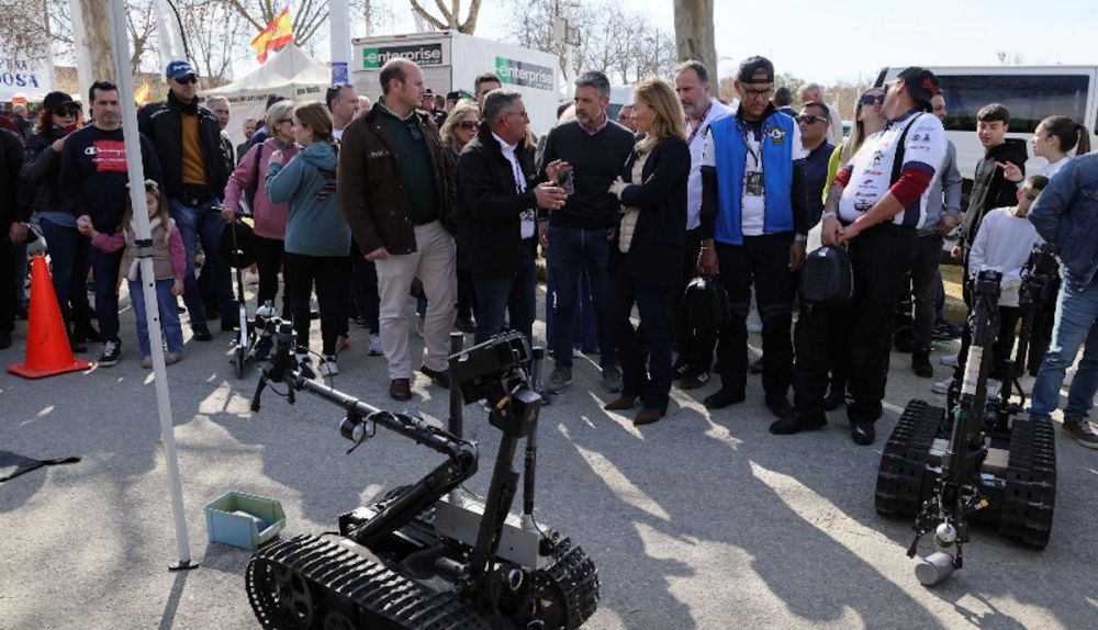 Robots militares en la concentración motera de Rota. 