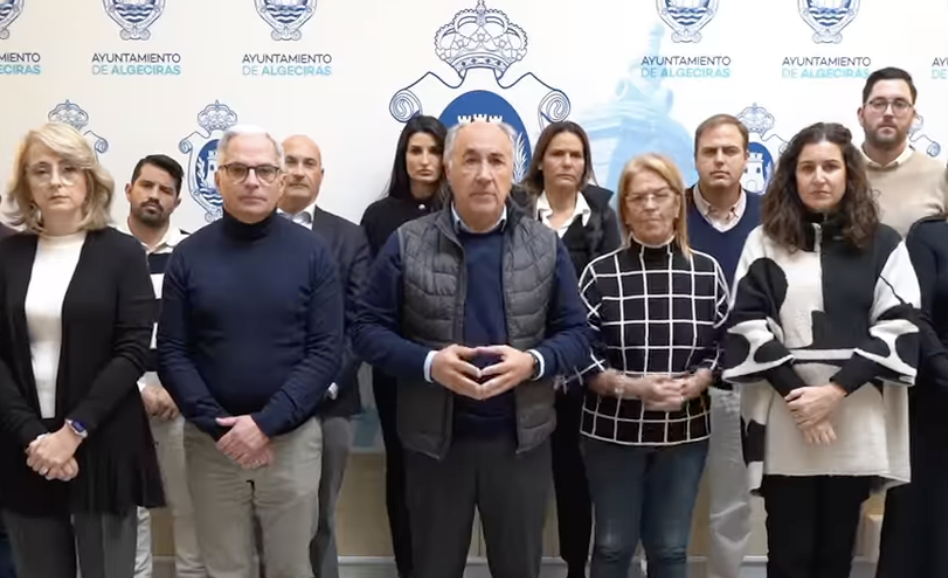El alcalde de Algeciras, José Ignacio Landaluce, rodeado de sus concejales, el primer día que respondió a las acusaciones de acoso sexual.