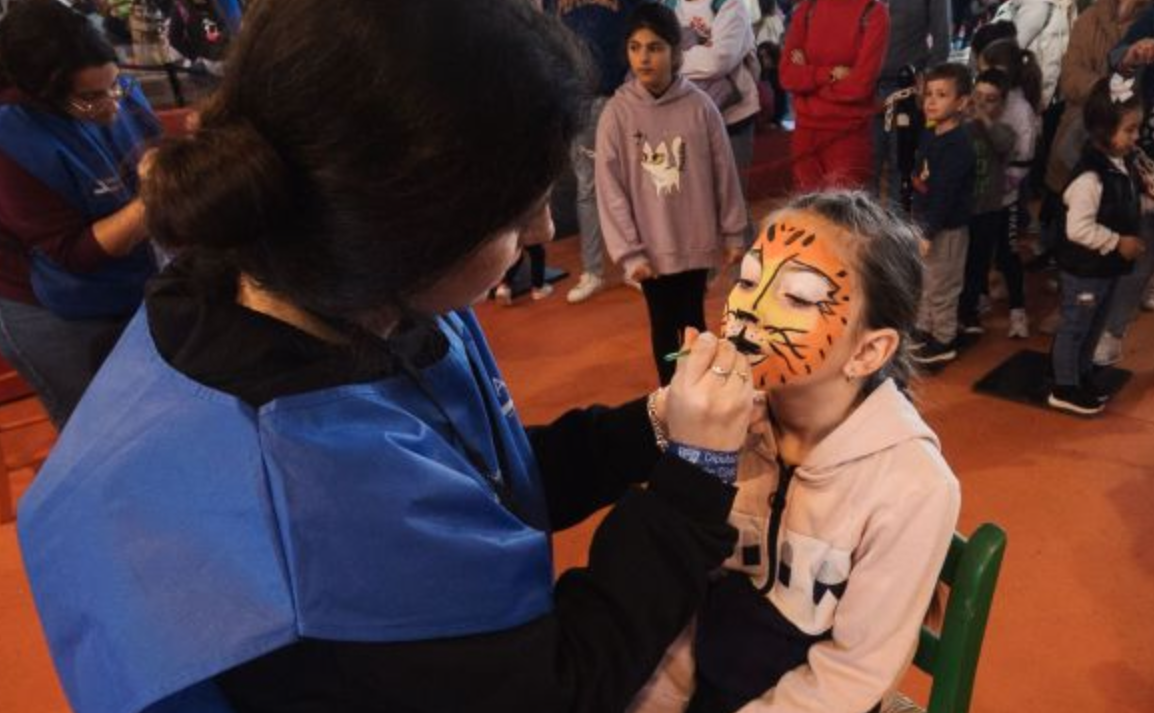 Un taller de pintacaras, en una actividad para niños en Jerez. Un taller de pintacaras, en una actividad para niños en Jerez.