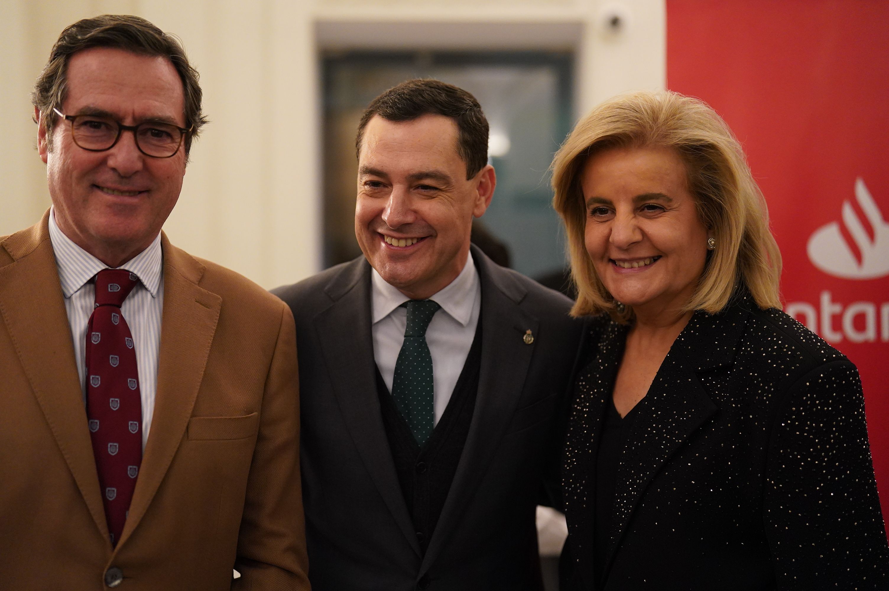 El presidente de la Junta, Juanma Moreno, junto a Fátima Báñez y el presidente de la CEOE, Antonio Garamendi.