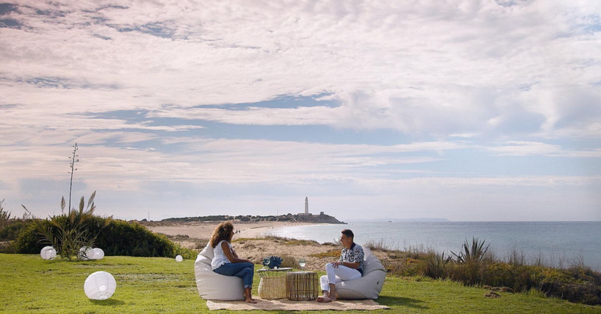 Rosario Flores, con Joaquín, en el porche de su impresionante casa.